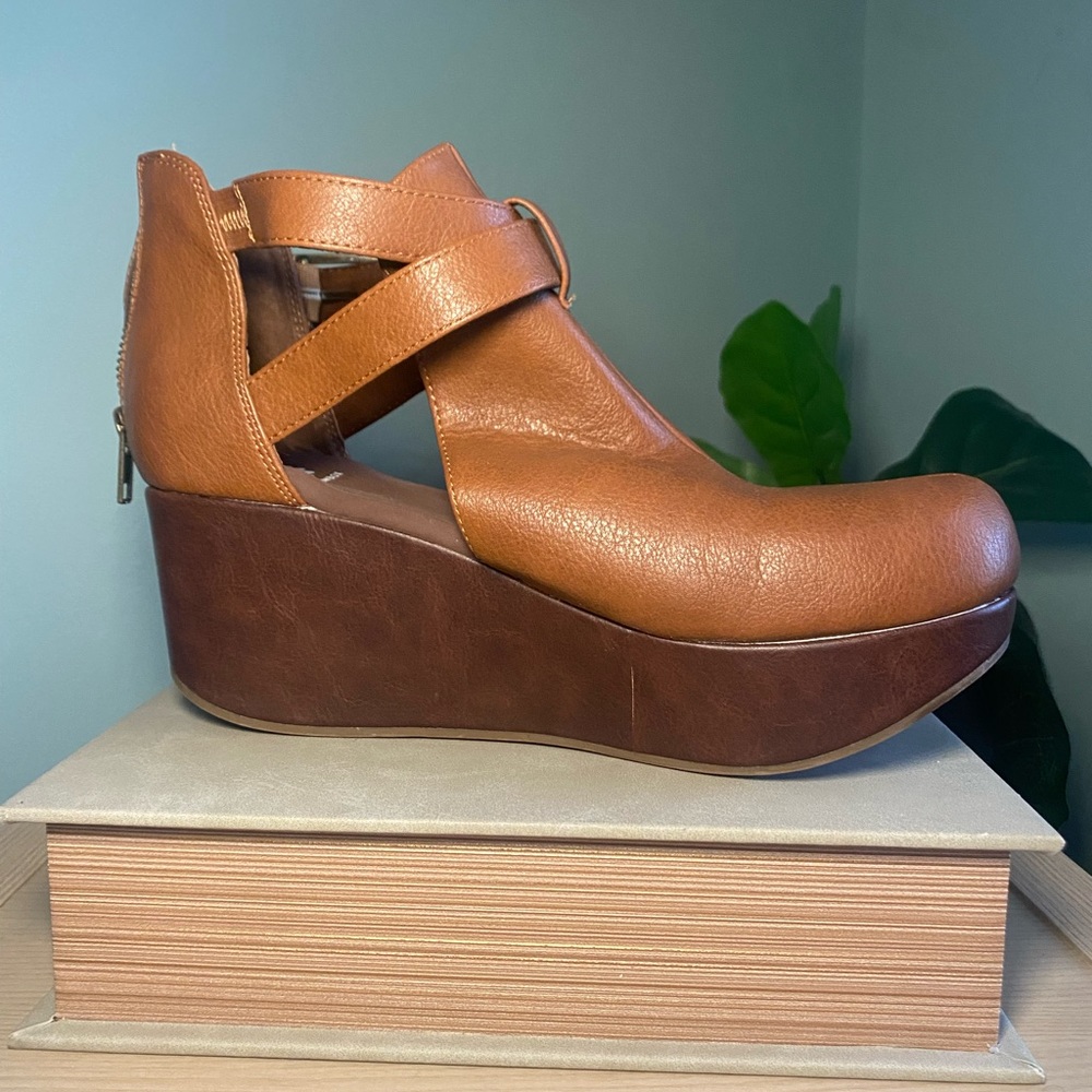 Yellowbox Balera wedge, size 8.5